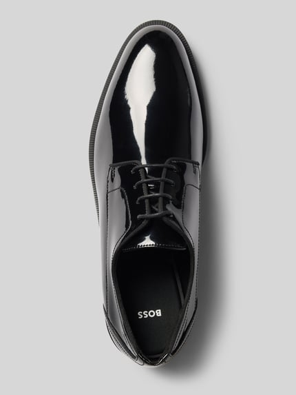 Produktfoto, schwarze glänzende Oberfläche, runde Form, glatte Textur, Schnürschuhe aus Lackleder Modell 'Tayil' von BOSS, Herren Schnürschuhe