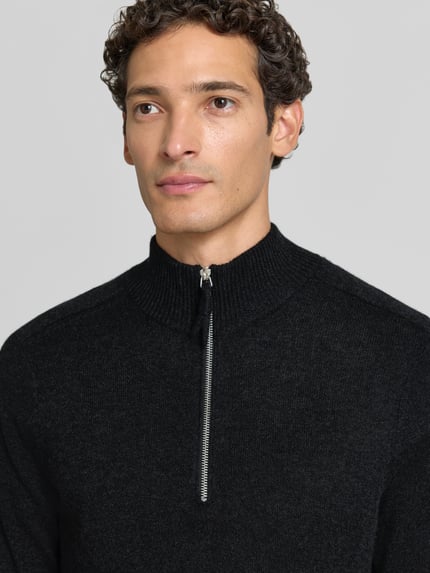 Männermodel trägt Regular Fit Troyer aus reinem kaszmir von FTC Cashmere, kolor czarny, Kołnierz zapinany, prążkowane wykończenia, Nahaufnahme Oberkörper.