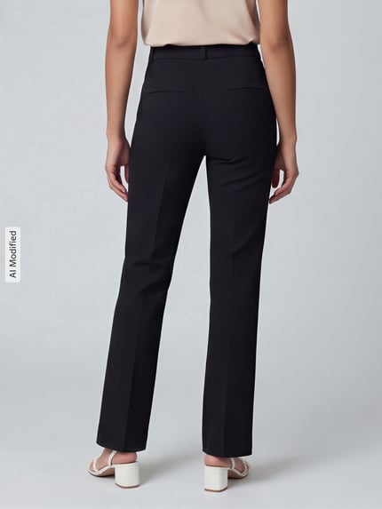 Vrouwenmodel draagt zwarte regular fit smalle broek met model 'FLEUR' van CAMBIO, Dames broek, full body achteraanzicht.
