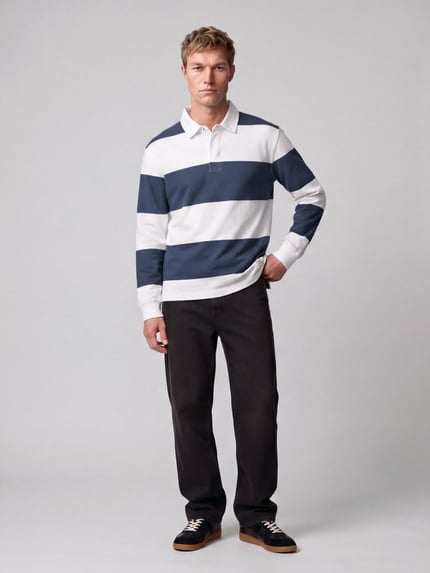 Männermodel trägt Sweatshirt Modell 'MATEO' mit Polokragen von PEPE JEANS, gestreiftes Piqué in Blau und Weiß, Regular Fit, Ganzkörperansicht von vorne.