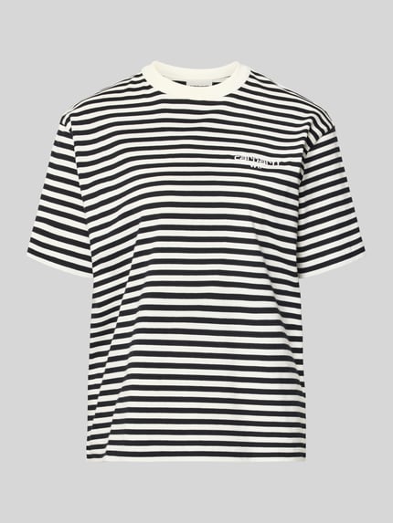 Produktfoto, T-Shirt mit Label-Stitching von Carhartt Work In Progress, czarno-białe paski, bawełna, krój relaxed fit, model 'Ezra', dekolt okrągły, długość pleców w rozmiarze S: 64 cm