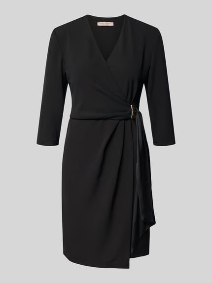 Produktfoto, Knielanges Cocktailkleid in Wickel-Optik von Rinascimento in Schwarz, gerader Schnitt, 3/4-Arm, glatter Material-Mix mit Stretch