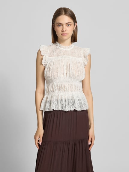 Vrouwenmodel draagt Slim Fit Blusentop met Rüschenkragen Modell 'SHAILA' van Only, look: effen, pasvorm: slim fit, kraag met ruches, plooien, ronde hals, 1-knoopsluiting, gehaakte materiaalverwerking, Ganzkörperansicht von vorne.