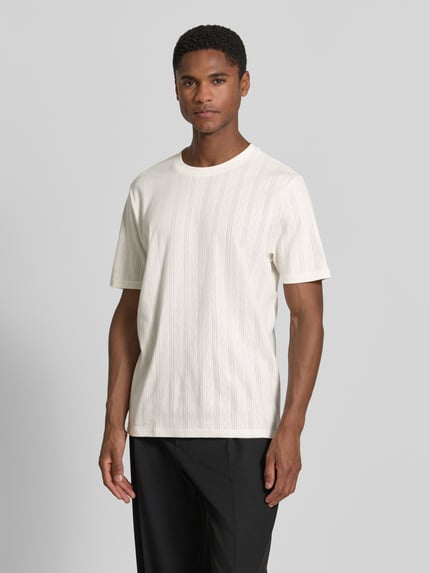 Männermodel trägt Regular Fit T-Shirt mit Allover-Loch-Stitching von JAKE*S STUDIO MEN aus Reine Baumwolle, Kurzärmelig, Rundhalsausschnitt, Rückenlänge bei Größe M 68 cm, helle Farbe, strukturierte Oberfläche, Ganzkörperansicht von vorne.