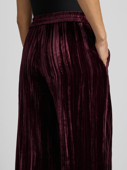 Vrouwenmodel draagt Weite Hose aus Viskose-Mix van Jake*s Casual, bordeaux, glanzende fluwelen look, detailopname heup.