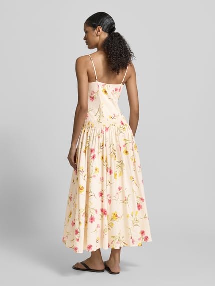 Frauenmodel trägt Midikleid mit verstellbaren Trägern von Jake*s Collection in Creme mit floralem Muster, Taillierter Schnitt, blickdichtes Unterkleid, Rückenlänge 112 cm, Brustweite 42 cm, Ganzkörperansicht Rückansicht.
