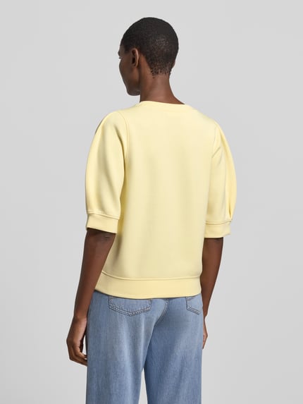Frauenmodel trägt Regular Fit Sweatshirt aus Modal-Mix von s.Oliver RED LABEL in Optik: Unifarben, Falten-Details, Scuba, Ganzkörperansicht Rückansicht.