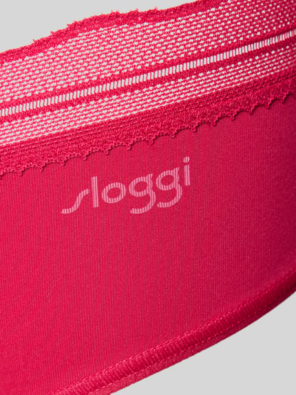 Produktfoto, Slim Fit Slip mit Spitzenbesatz von Sloggi in kräftigem Pink, elastischer Material-Mix, feine Spitze, Logo-Detail gut sichtbar