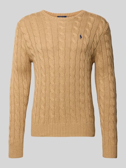 Produktfoto, beiger Strickpullover mit Zopfmuster aus reiner Baumwolle, Regular-Fit, Gerippte-Abschlüsse, Rundhalsausschnitt, Label-Stitching, Rückenlänge 70 cm, Ärmellänge 73 cm, Strickpullover mit Label-Stitching von Polo Ralph Lauren.