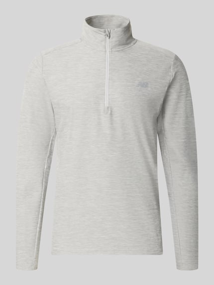 Produktfoto, Regular Fit Sweatshirt mit Troyer-Kragen von New Balance in hellem Grau, elastischer Material-Mix, Logo-Print, langärmlig, neutraler Hintergrund