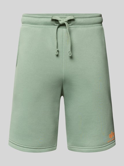 Produktfoto, Shorts mit Eingrifftaschen und Logo-Print von Alpha Industries in Mintgrün, Baumwoll-Mix, Relaxed-Fit, Kordelzug, Gesäßtasche, Bundweite 39 cm, Innenbeinlänge 24 cm, Größe M.
