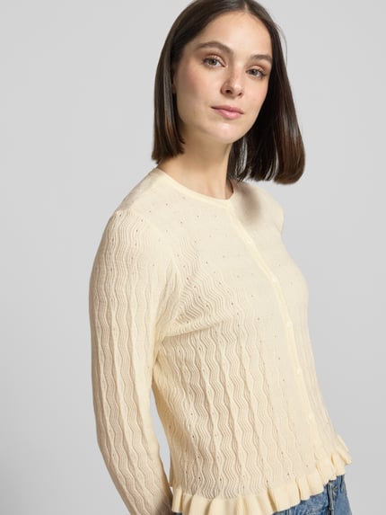 Vrouwenmodel draagt Cardigan aus Viskose-Mix Modell 'rayulka' van VILA, slim fit, ronde hals, knopenlijst, crèmekleur, frontale close-up bovenlichaam.