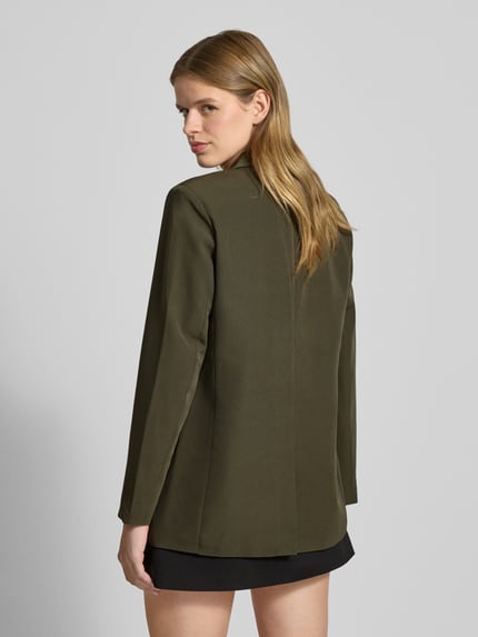 Kobiece modelka nosi Loose Fit Longblazer z wyhaftowanym logo Model 'BOZZY' od Pieces, efekt: jednolity kolor, długi rękaw, kieszenie z patką, kołnierz z połami, bez zapięcia; pełny widok z tyłu.