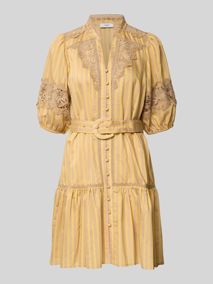 Produktfoto, Knielanges Kleid mit Spitze und Gürtel Modell 'CATLEYA' von SUNCOO PARIS, gelb gestreift, Viskose-Mix, taillierter Schnitt, Spitzen-Details, Stehkragen, V-Ausschnitt, Gürtel, strukturierte Stoffoptik