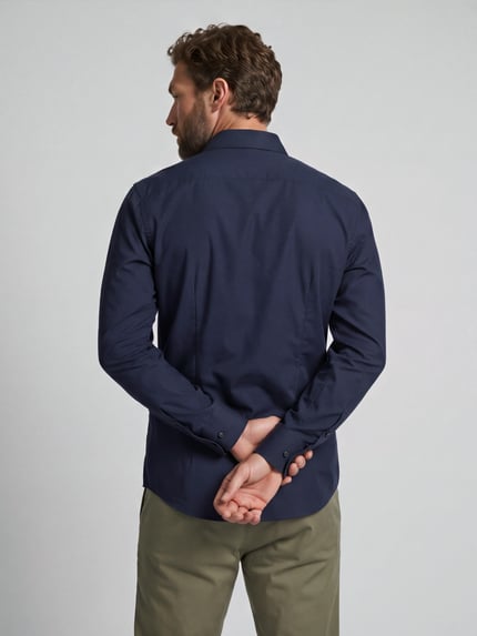 Männermodel trägt Regular Fit Businesshemd aus reiner Baumwolle von OLYMP, dunkelblau, glatte Textur, Ganzkörperansicht Rückansicht, Herren Businesshemd von OLYMP.