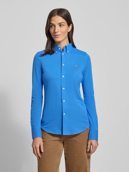 Frauenmodel trägt Hemdbluse mit Label-Stitching von Polo Ralph Lauren in Blau, Reine Baumwolle, Slim-Fit, Button-Down-Kragen, Knopfleiste, Ganzkörperansicht von vorne.