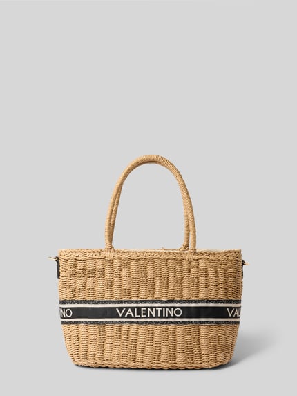 Produktfoto, Handtasche mit Label-Detail Modell 'BOHO' von VALENTINO BAGS aus Papier, naturfarbene Oberfläche, schwarze Label-Details, kurze Tragegriffe, verstellbarer Schultergurt, Reißverschlusstasche innen, Maße: Breite 37 cm, Länge 23 cm, Tiefe 13 cm, Schulterriemen 112 cm.