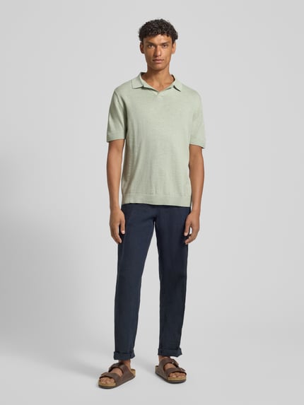 Männermodel trägt Regular Fit Poloshirt aus Baumwoll-Leinen-Mix Modell 'MATTIS' von SELECTED HOMME in Hellgrün, Feinstrick, unifarben, Ganzkörperansicht von vorne