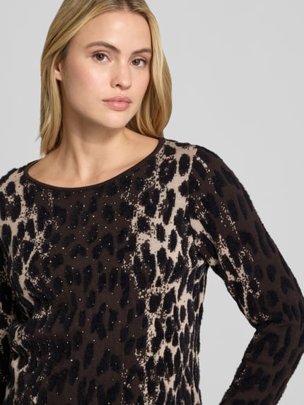 Frauenmodel trägt Strickpullover im Allover-Look mit Rundhalsausschnitt von monari, Baumwoll-Mix, Regular Fit, Nahaufnahme Oberkörper.