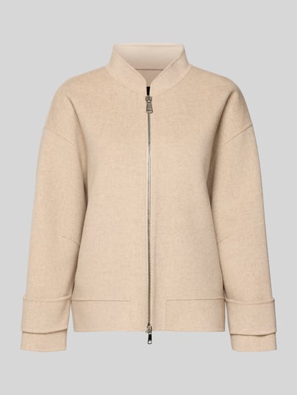 Produktfoto, Regular Fit Jacke aus reiner Schurwolle von Windsor in Beige mit Stehkragen, Zweiwege-Reißverschluss und überschnittenen Schultern.