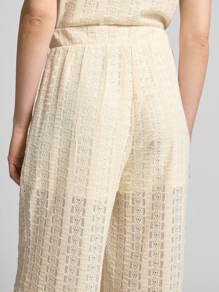Frauenmodel trägt Weite HOSE mit Optik: Unifarben, Struktur-Muster, Bundabschluss: Elastisch, Materialverarbeitung: Spitze, Modell 'CASSANDRA' von Vero Moda, Nahaufnahme Rückansicht.
