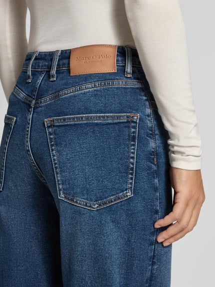 Frauenmodel trägt Relaxed Fit Jeans aus Baumwoll-Mix Modell 'LARA' von Marc O'Polo, Optik: Unifarben, Denim, Label-Patch, Nahaufnahme Rückansicht.