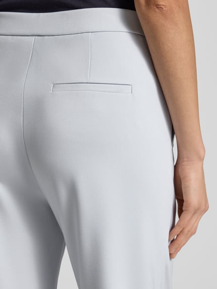 Frauenmodel trägt Wide Fit Schlupfhose mit Viskose-Anteil Modell 'Palina' von Raffaello Rossi im Elastischer-Material-Mix, Detailaufnahme, Bundweite 40 cm, Innenbeinlänge 69 cm bei Größe 36.