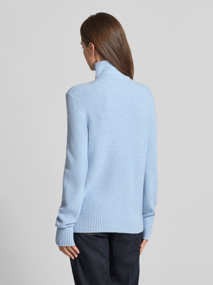 Frauenmodel trägt Regular Fit Strickpullover aus Viskose-Mix von Christian Berg Woman in Hellblau, gerippte Abschlüsse, Ganzkörperansicht Rückansicht.