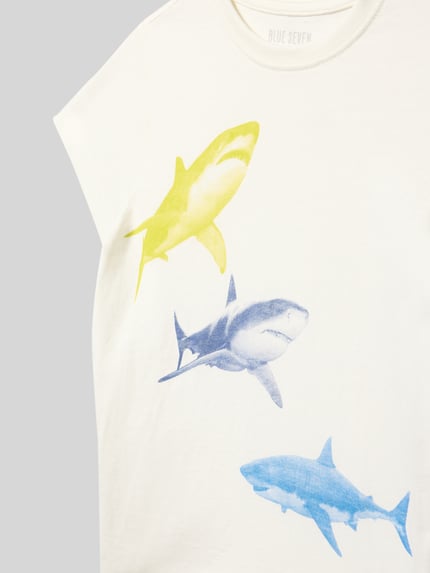Jongen draagt T-shirt met motiefprint en ronde hals van Blue Seven, puur katoen, regular fit, ruglengte maat 116: 42 cm, detailopname bovenlichaam.