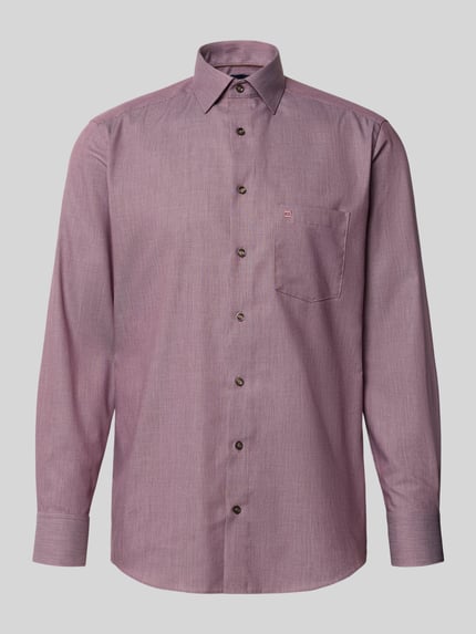 Produktfoto, Modern Fit Businesshemd aus reiner Baumwolle von OLYMP, weinrote Farbe, glatte Textur, klassische Knopfleiste, Herren Businesshemd von OLYMP