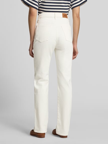 Frauenmodel trägt Straight Fit Jeans aus Baumwoll-Mix von Lacoste in Cremeweiß, strukturierte Oberfläche, Ganzkörperansicht Rückansicht, Damen Straight Fit Jeans von Lacoste.