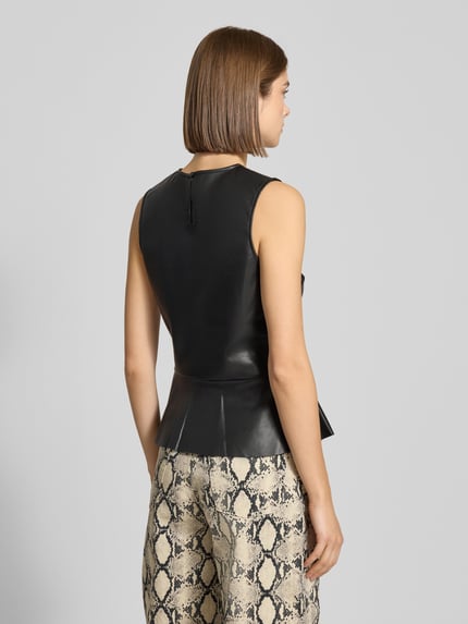 Frauenmodel trägt Top in Leder-Optik mit rückseitigem Knopfverschluss von Gina Tricot, Schwarz, A-Linie, Ganzkörperansicht Rückansicht.