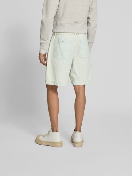 Mężczyzna nosi Shorts mit aufgesetzten Taschen von Kenzo, czysta bawełna, krój relaxed fit, zdejmowany materiałowy pasek, szerokość w rozmiarze 32: 20 cm, długość nogawki wewnętrznej: 45 cm, jasnoniebieski, duże tylne kieszenie, widok całej sylwetki z tyłu.