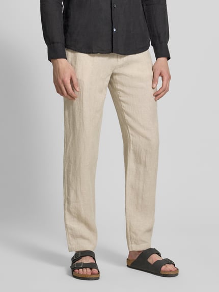 Mężczyznamodel nosi Leinenhose mit französischen Eingrifftaschen od g1920, beżowy len, krój straight fit, Szerokość w rozmiarze 32/32: 44 cm, długość nogawki: 79 cm, widok całej sylwetki z przodu.