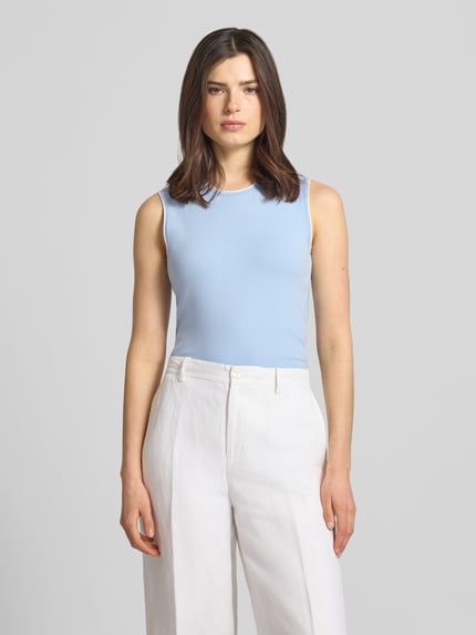 Kobiece modelka nosi Strickshirt aus Viskose-Mix im ärmellosen Design von Marc Cain, jasnoniebieski top, dopasowany krój, okrągły dekolt, bez rękawów, długość pleców w rozmiarze 36: 48 cm, całkowity widok z przodu.