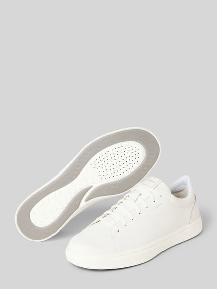 Produktfoto, Sneaker aus echtem Leder Modell 'Baltimoore' von Geox in Weiß mit abgerundeter Passform, Logo-Detail, profilierter Sohle, Absatzhöhe 4 cm, Schafthöhe 8 cm, Schaftweite 7 cm.