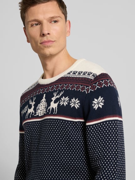 Männermodel draagt Strickpullover mit gerippten Abschlüssen van Lindbergh in blauw met wit en rood, katoenmengsel, regular fit, Nahaufnahme Oberkörper.