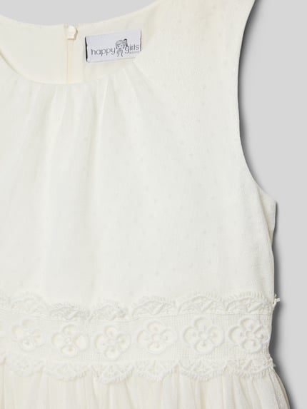 Meisjesmodel draagt Jurk met ronde hals en tailleband van Happy Girls met tule, A-lijn, ruglengte maat 134: 79 cm, detailopname.
