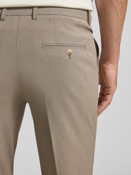 Männermodel trägt Stoffhose mit Bundfalten Modell 'liam' von Matinique in Beige, Material-Mix, Struktur, Detailaufnahme Rückansicht.