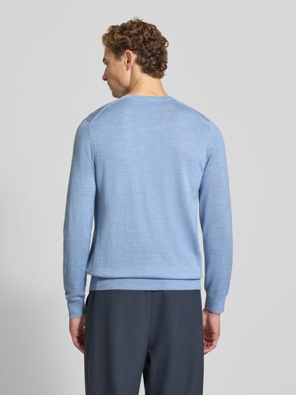 Männermodel trägt Strickpullover aus Woll-Mix mit V-Ausschnitt von Christian Berg Men, blau, Regular Fit, Ganzkörperansicht Rückansicht.