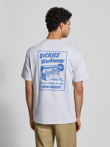 Mannenmodel draagt Regular fit T-shirt met motiefprint model 'DRY RIDGE' van Dickies, puur katoen, ronde hals, ruglengte maat M 66 cm, Ganzkörperansicht Rückansicht.