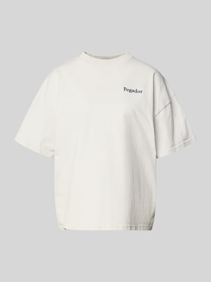 Produktfoto, oversize damski t-shirt z bawełny w kolorze białym, wyhaftowane logo, model 'MARIALVA' od Pegador, okrągły dekolt, długość tyłu w rozmiarze S: 61 cm
