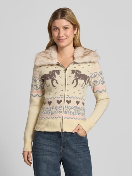 Frauenmodel trägt Slim Fit Strickjacke mit Kunstfellkragen, Modell 'EQUESTRIAN' von DAISY STREET, cremefarben mit Allover-Muster, Zweiwege-Reißverschluss, Rücklänge 50 cm, Ärmellänge 63 cm, Ganzkörperansicht von vorne.