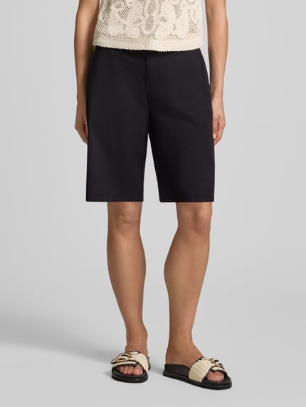 Frauenmodel trägt Bermudas mit Gürtel Modell 'ROVENA' von Soyaconcept aus Baumwoll-Elasthan-Mix, Regular-Fit, schwarze Farbe, Ganzkörperansicht von vorne.