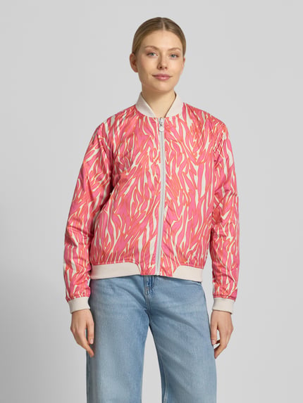 Frauenmodel trägt Regular Fit Bomberjacke mit Stehkragen Modell 'Brooklyn' von Frieda & Freddies, Reißverschluss, Eingrifftaschen, elastische Abschlüsse, gemustert in Rosa und Creme, Ganzkörperansicht von vorne. Rückenlänge 59 cm, Schulterbreite 44 cm, Brustweite 52 cm, Ärmellänge 51 cm bei Größe 36.