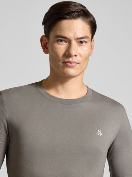 Männermodel trägt graues shirt met lange mouwen van puur katoen, Shaped Fit Langarmshirt aus reiner Baumwolle von Marc O'Polo, Heren, Nahaufnahme Oberkörper