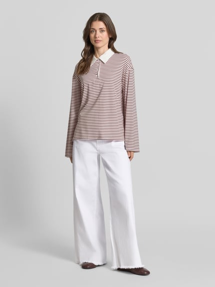 Vrouwenmodel draagt Jeans met Fransen Modell 'Nevada' van MAC, witte wide leg jeans in katoenmix met stretch, voorkant, gehele lichaamsopname.