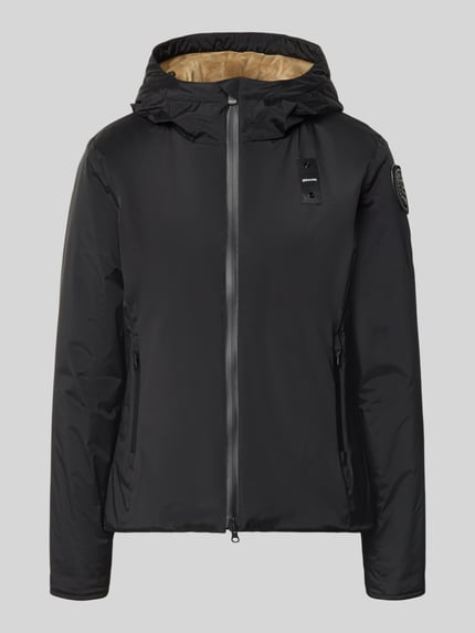 Produktfoto, schwarze Regular Fit Jacke mit Logo-Detail Modell 'ERIE' von Blauer USA, glatte Oberfläche, Kapuze mit Tunnelzug, Zweiwege-Reißverschluss, Damen Jacke, dezente Struktur