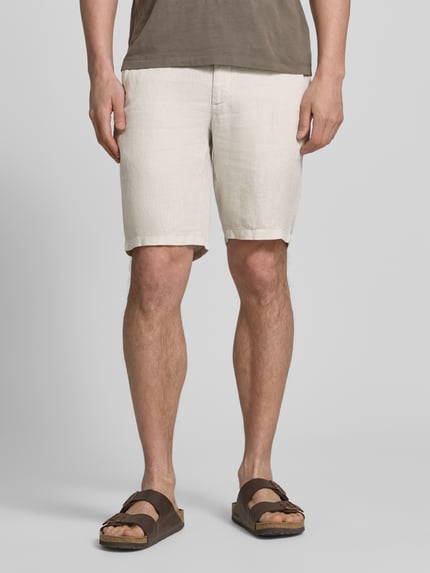 Männermodel trägt Regular Fit Bermuda aus reinem Leinen von Brax, Optik: Unifarben, seitliche Eingrifftaschen, Ganzkörperansicht von vorne.