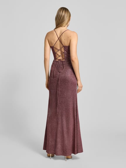 Frauenmodel trägt Abendkleid mit rückseitiger Schnürung von Luxuar in schimmerndem Violett, A-Linie, Maxikleid, Rückansicht Ganzkörperansicht.